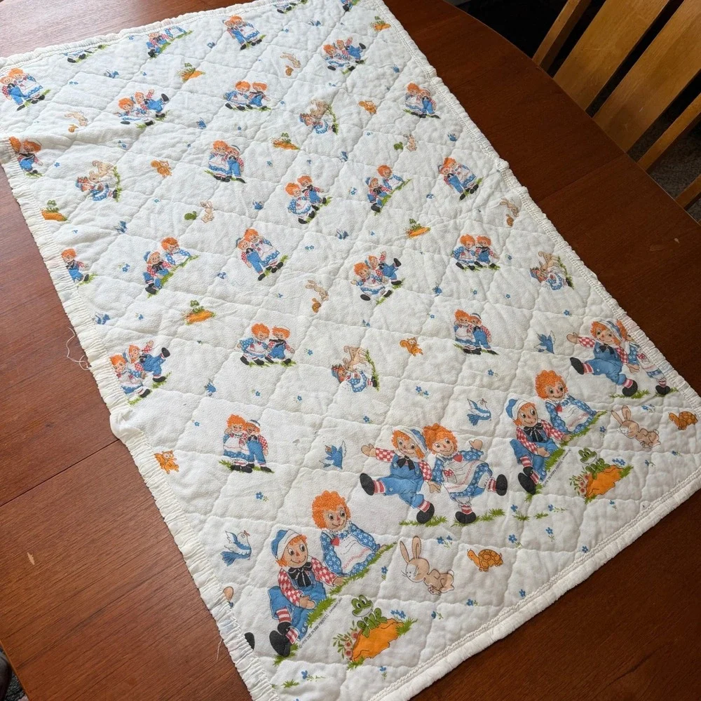 Vintage 1976 Raggedy Ann & Andy Quilted Baby Blanket Ruffle Trim 32 x 45 Nursery